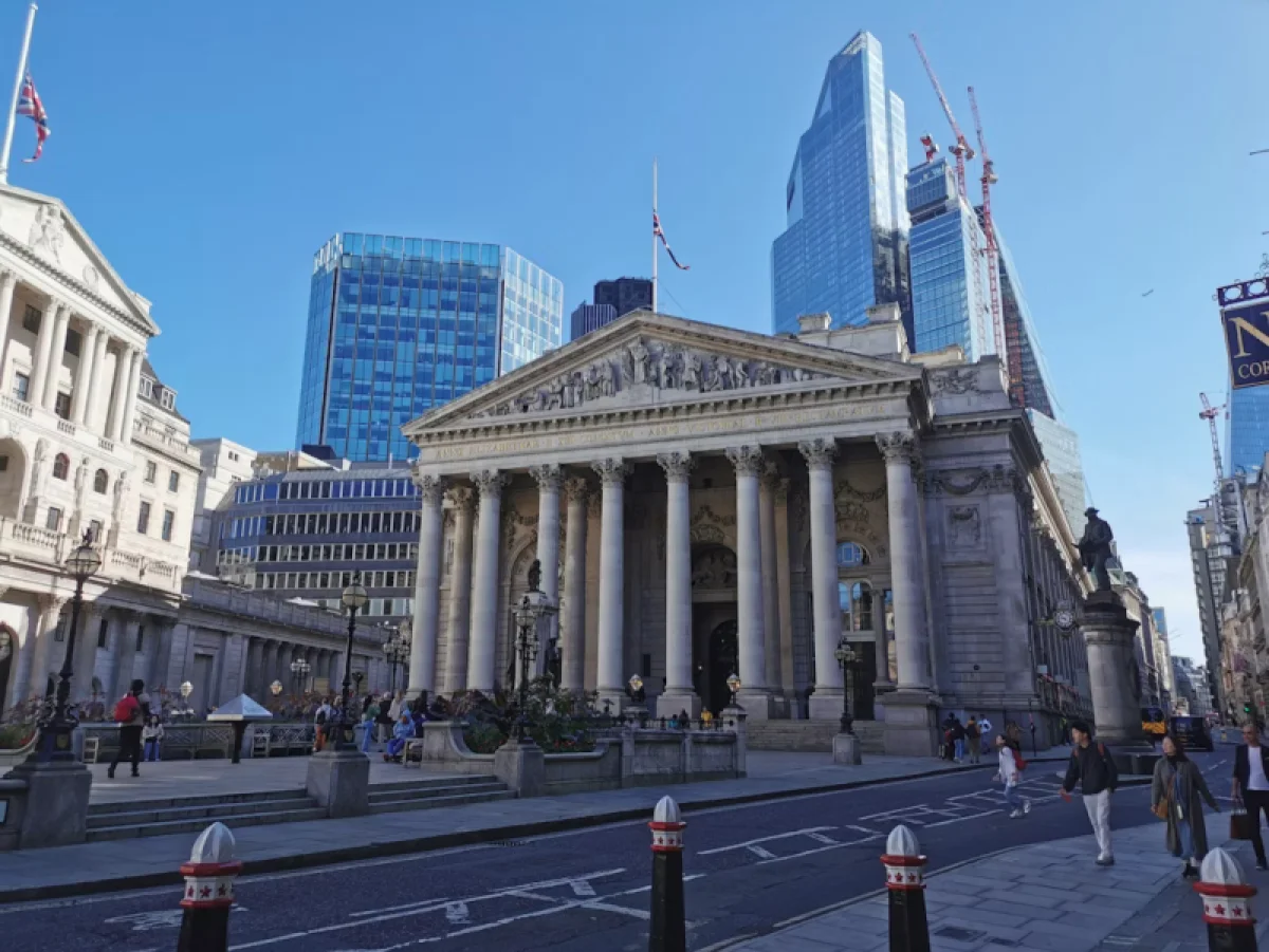 Банк Англии бьет тревогу: проверяет кредиты дата-центров из-за угрозы пузыря ИИ
