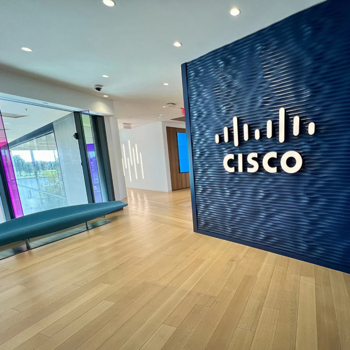 Акции Cisco достигли пика доткомов благодаря ИИ, но компания стала другой