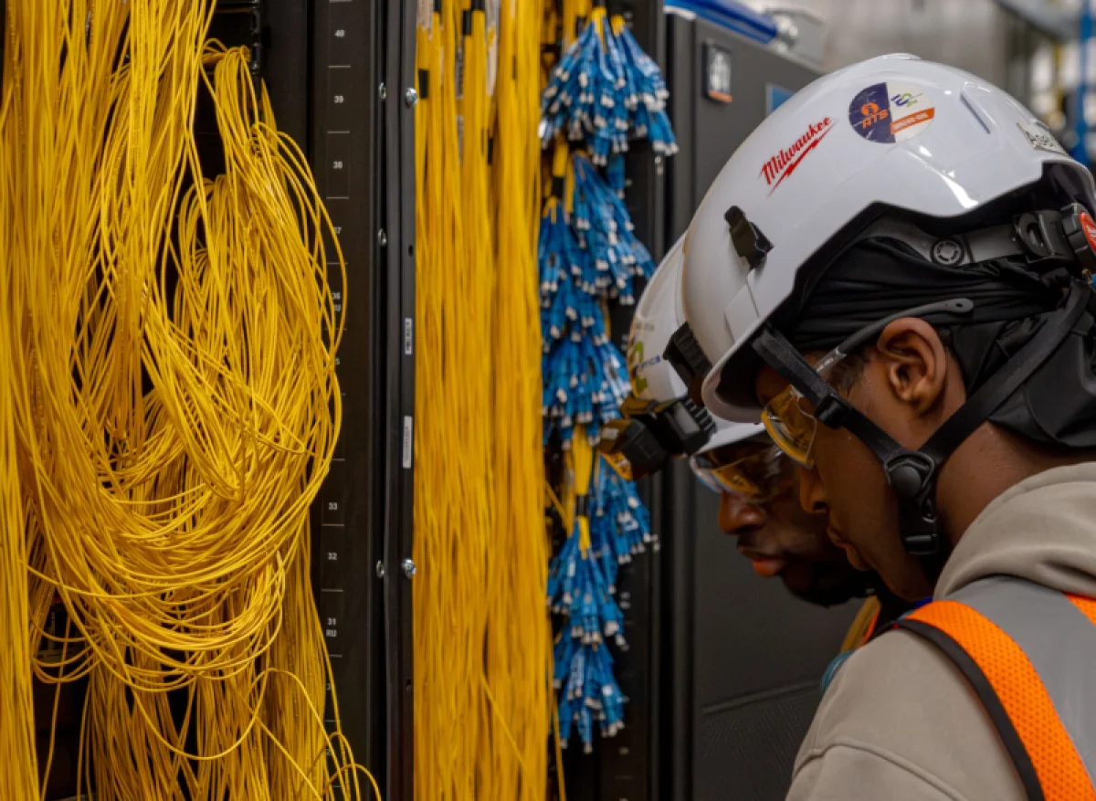 Бесплатное обучение для срочного развертывания ИИ: Meta готовит кадры для волоконных сетей в США